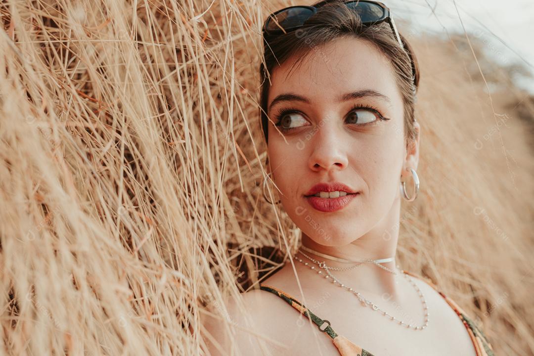 Closeup retrato de linda sorridente jovem latino-americano mulher com cabelo preto escuro curto bob