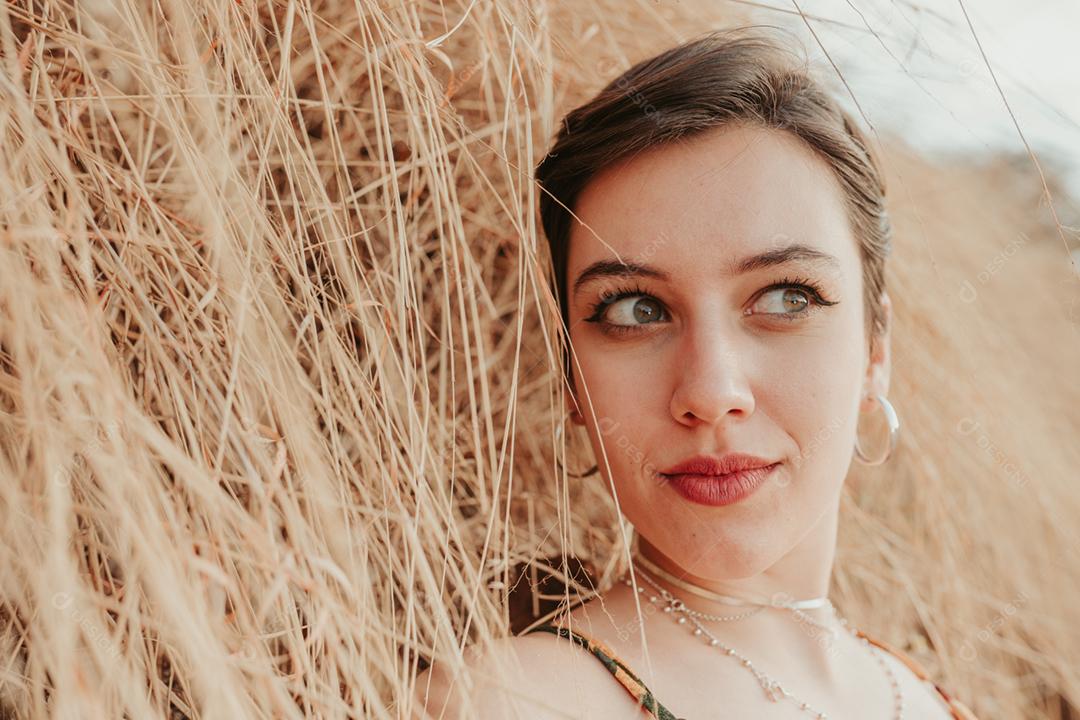 Closeup retrato de linda sorridente jovem latino-americano mulher com cabelo preto escuro curto bob