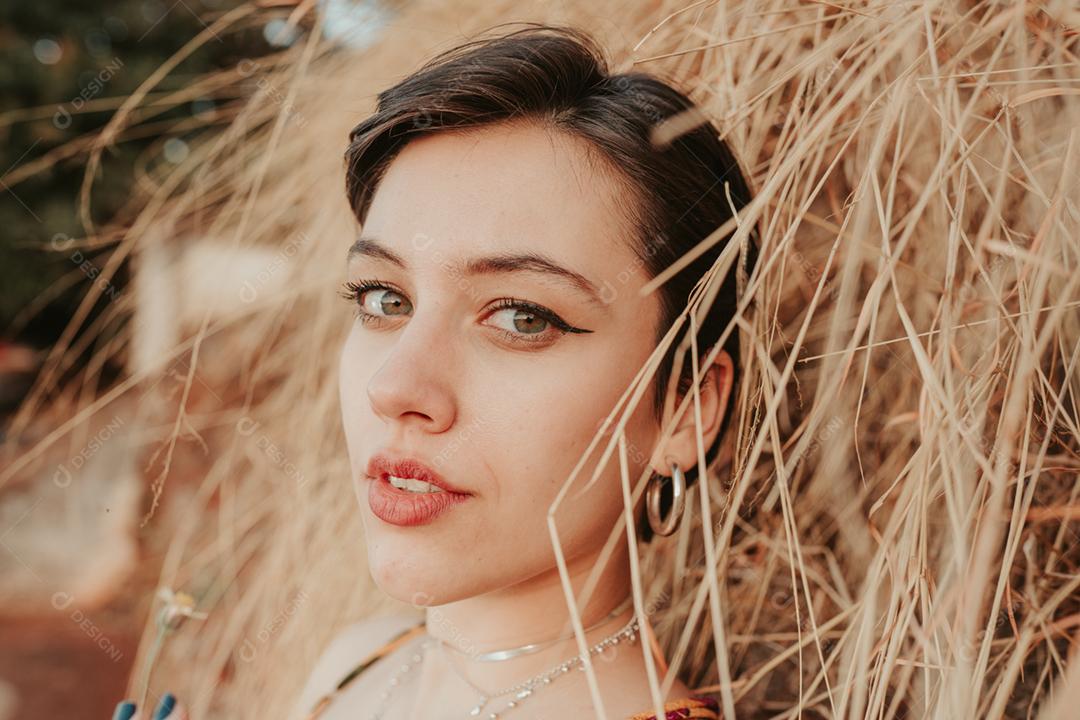 Closeup retrato de linda sorridente jovem latino-americano mulher com cabelo preto escuro curto bob