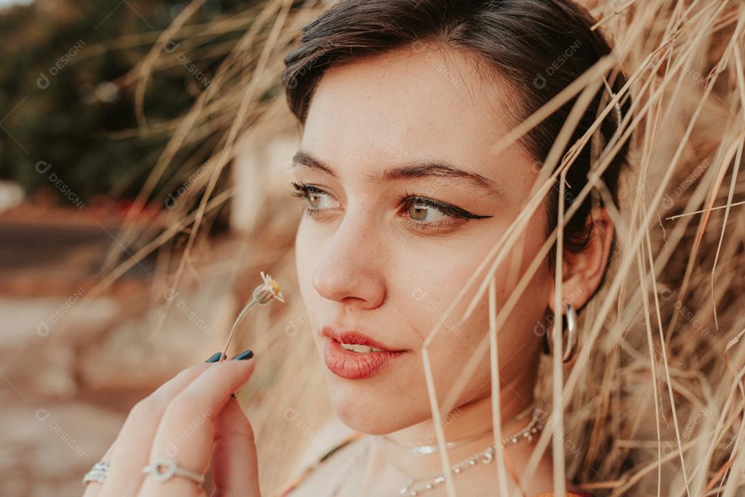 Closeup retrato de linda sorridente jovem latino-americano mulher com cabelo preto escuro curto bob