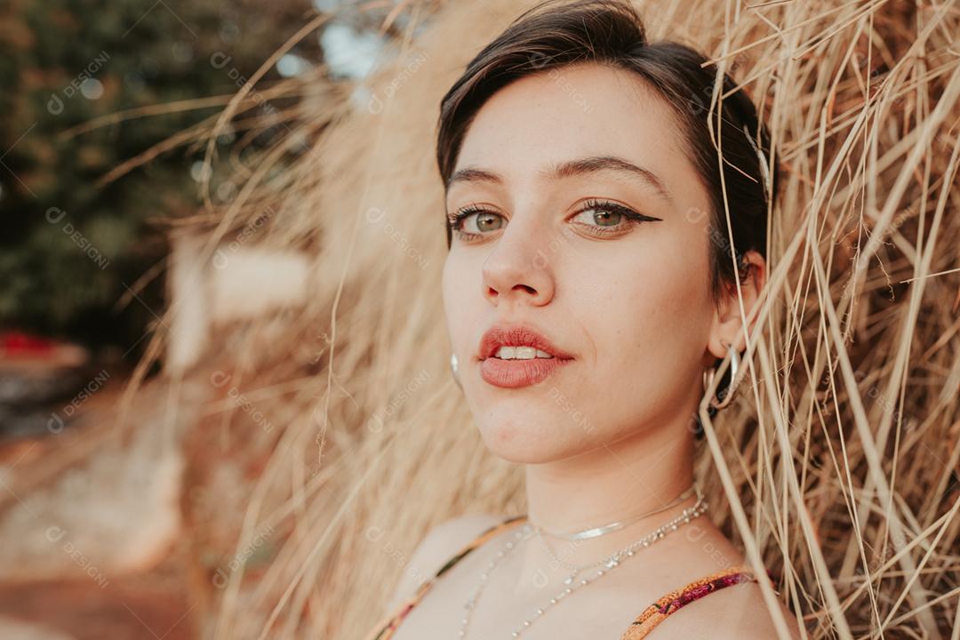 Closeup retrato de linda sorridente jovem latino-americano mulher com cabelo preto escuro curto bobCloseup retrato de linda sorridente jovem latino-americano mulher com cabelo preto escuro curto bob