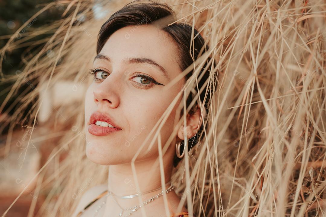 Closeup retrato de linda sorridente jovem latino-americano mulher com cabelo preto escuro curto bob