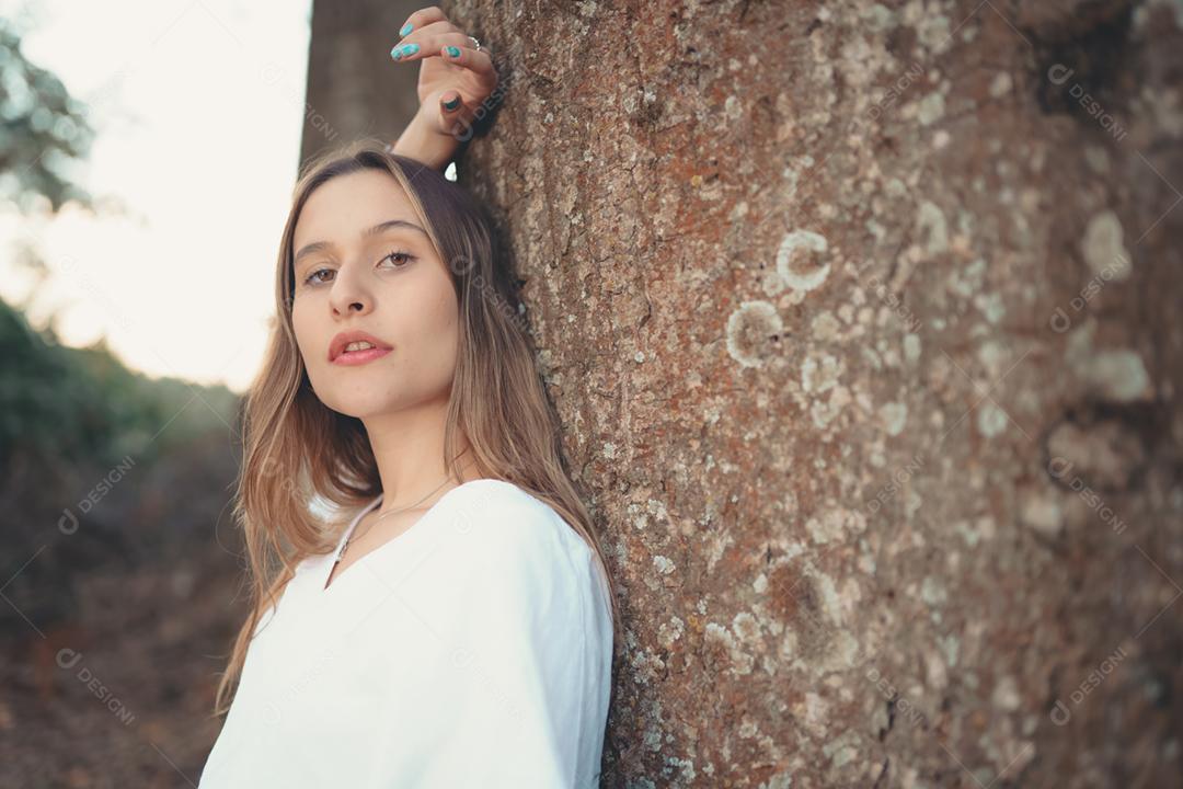 Retrato aproximado de uma linda jovem latina sorridente do lado de fora olhando para a câmera