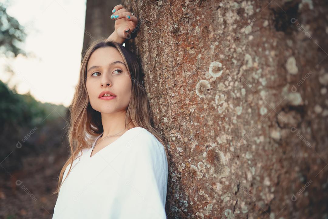 Retrato aproximado de uma linda jovem latina sorridente do lado de fora olhando para a câmera
