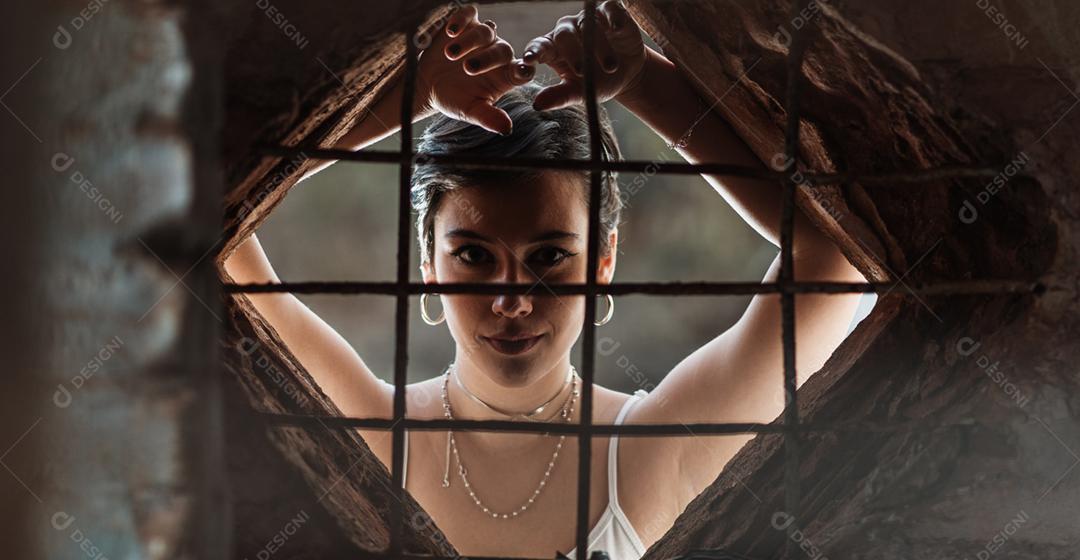 Closeup retrato de linda sorridente jovem latino-americano mulher com cabelo preto escuro curto bob