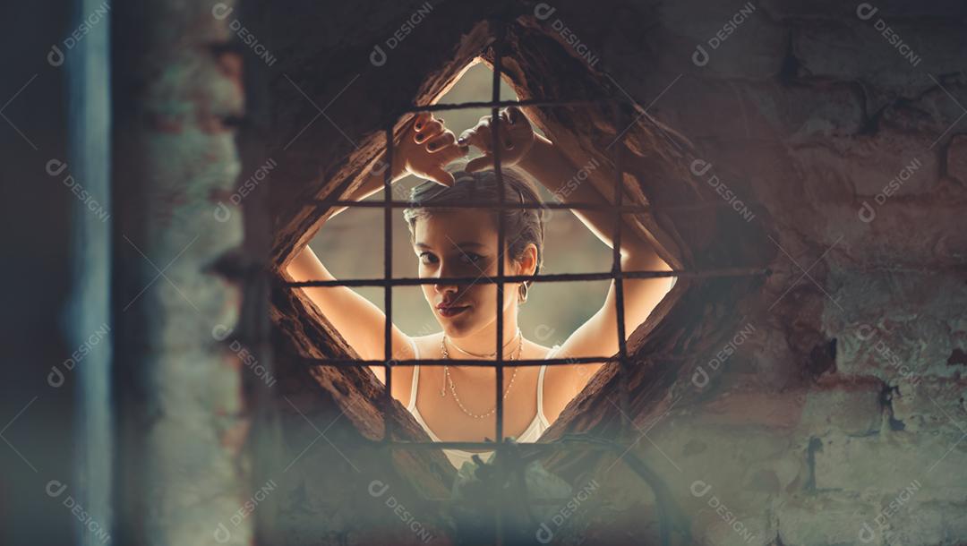 Closeup retrato de linda sorridente jovem latino-americano mulher com cabelo preto escuro curto bob