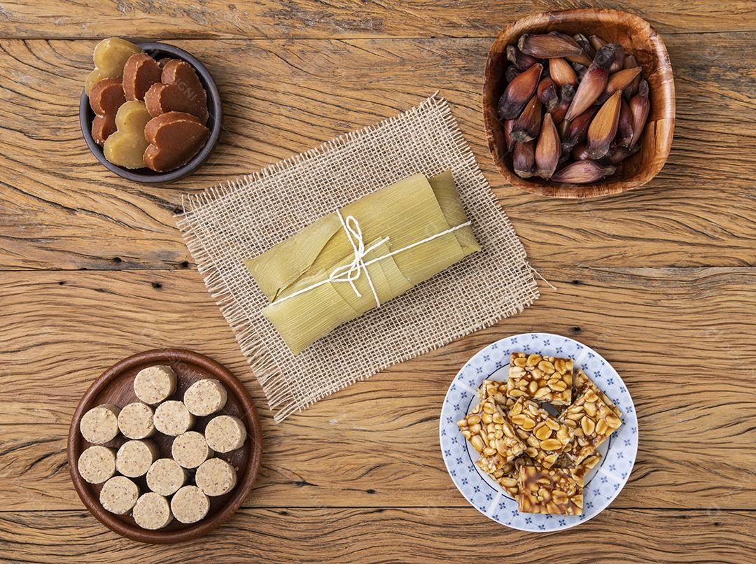 Comida típica do festival brasileiro de junho. Pamonha, batata doce, alfinete