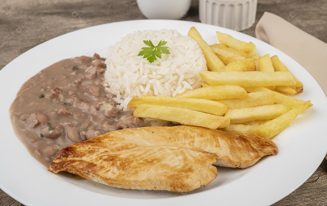 Carne bovina, arroz, feijão e batata frita. Executivo típico do Brasil
