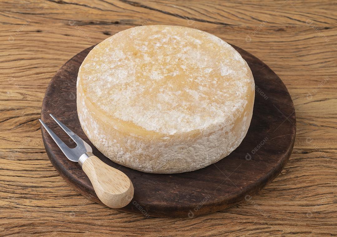 Queijo canastra artesanal de Minas Gerais Brasil, sobre madeira