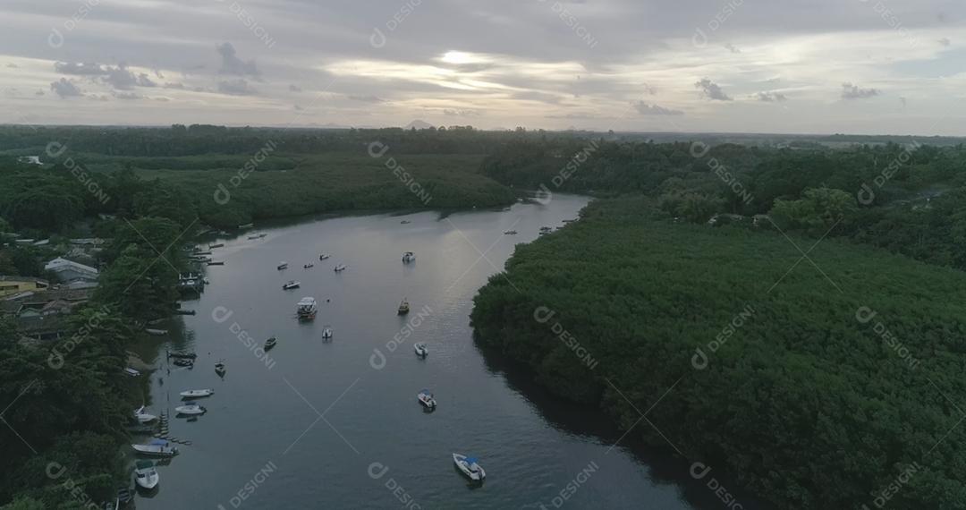 Imagem aérea de Barra de Caraiva, uma comunidade litorânea e litorânea localizada em Porto Seguro, Bahia, Brasil.