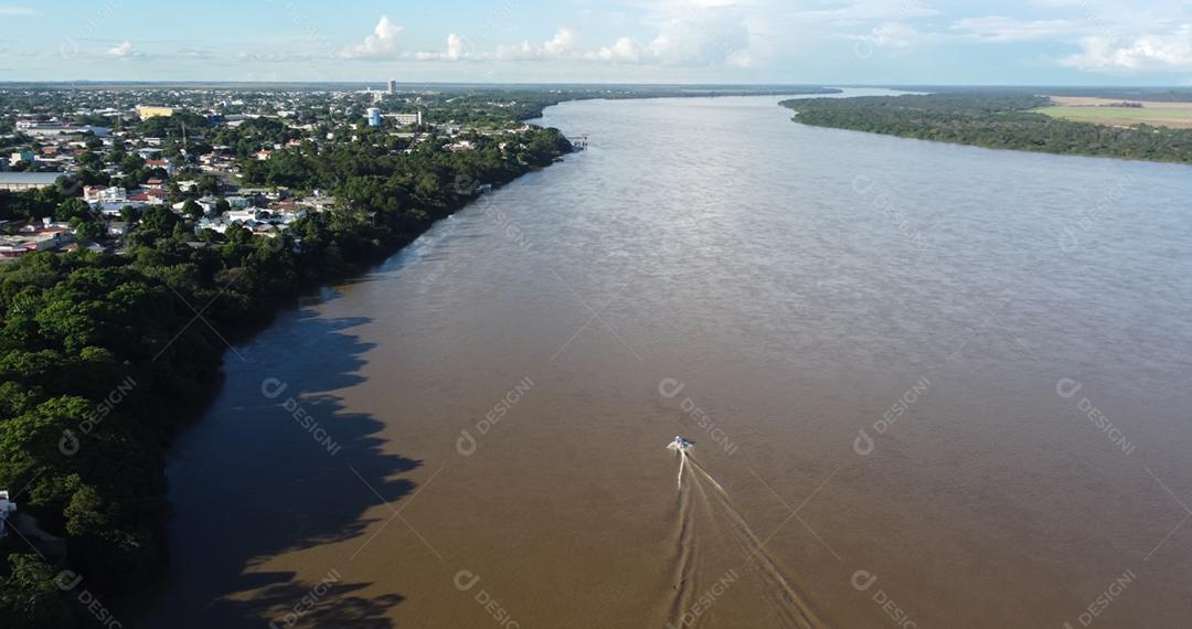 Vista aérea de um barco navegando no Rio Branco em Boa Vista, Roraima.