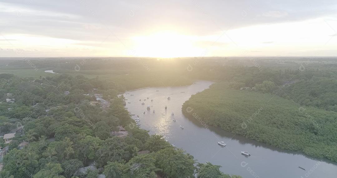 Imagem aérea de Barra de Caraiva, uma comunidade litorânea e litorânea localizada em Porto Seguro, Bahia, Brasil.