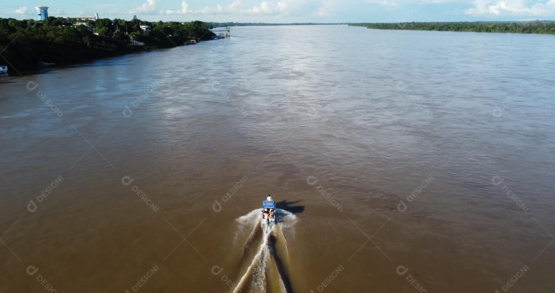 Vista aérea de um barco navegando no Rio Branco em Boa Vista, Roraima.