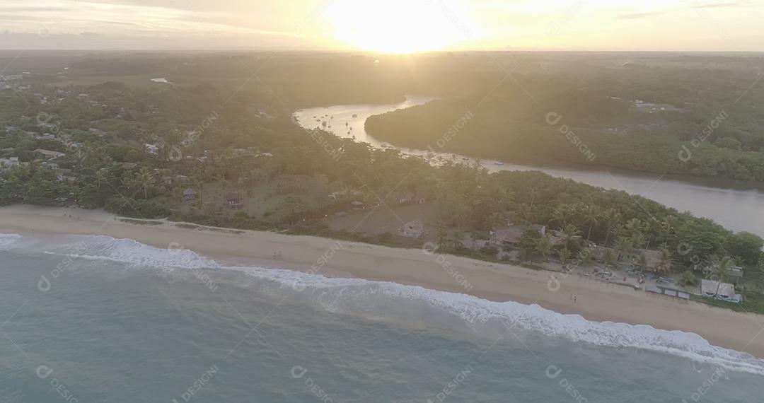 Imagem aérea de Barra de Caraiva, uma comunidade litorânea e litorânea localizada em Porto Seguro, Bahia, Brasil.