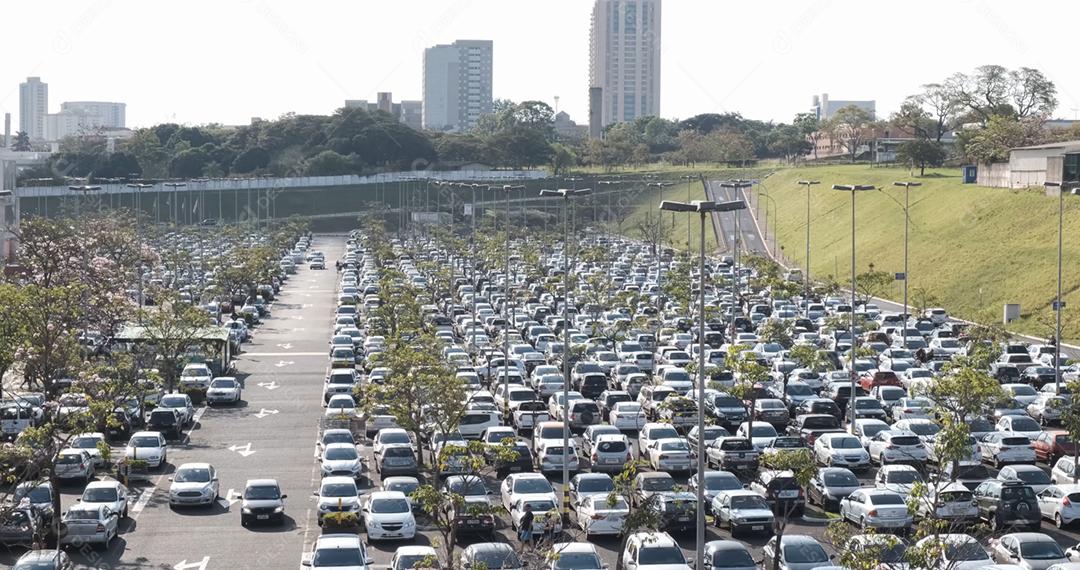Ribeirão Preto, São Paulo/Brasil - Por volta de setembro de 2019: O estacionamento do Novo Shopping está cheio