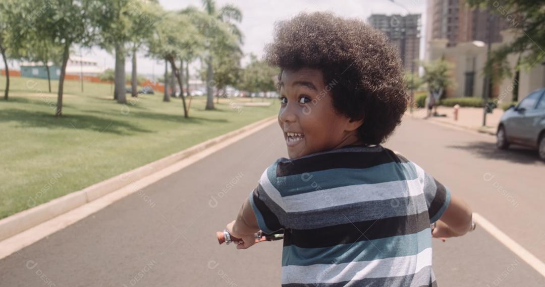 Menino bonito feliz aprende a andar de bicicleta com sua mãe. Mãe ensinando filho a andar de bicicleta no parque.