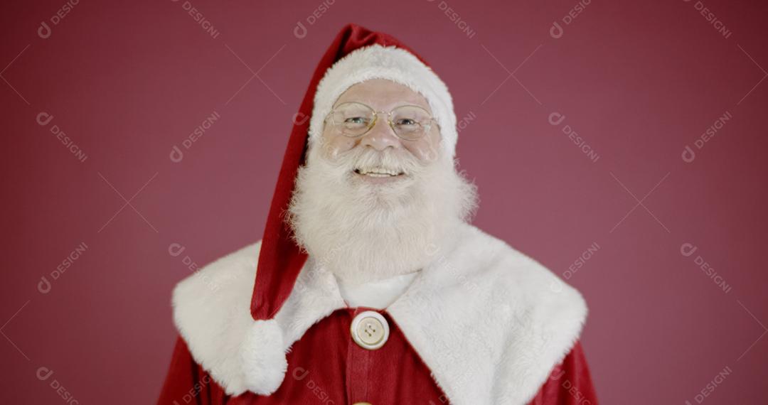 Papai Noel sorrindo olhando para a câmera.