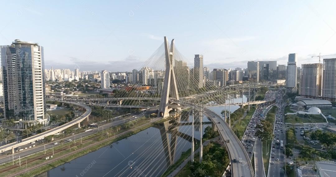 Vista aérea da ponte da Estaiada. São Paulo, Brasil. Centro de negócios. Centro financeiro. Grande paisagem. Famosa ponte estaiada de São Paulo.