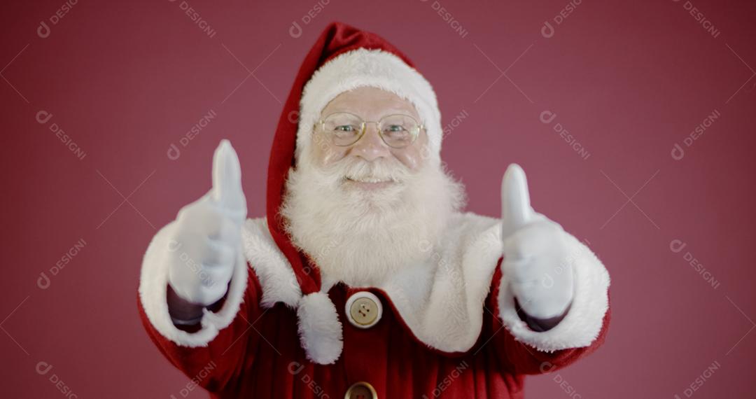 Papai Noel sorrindo olhando para a câmera.