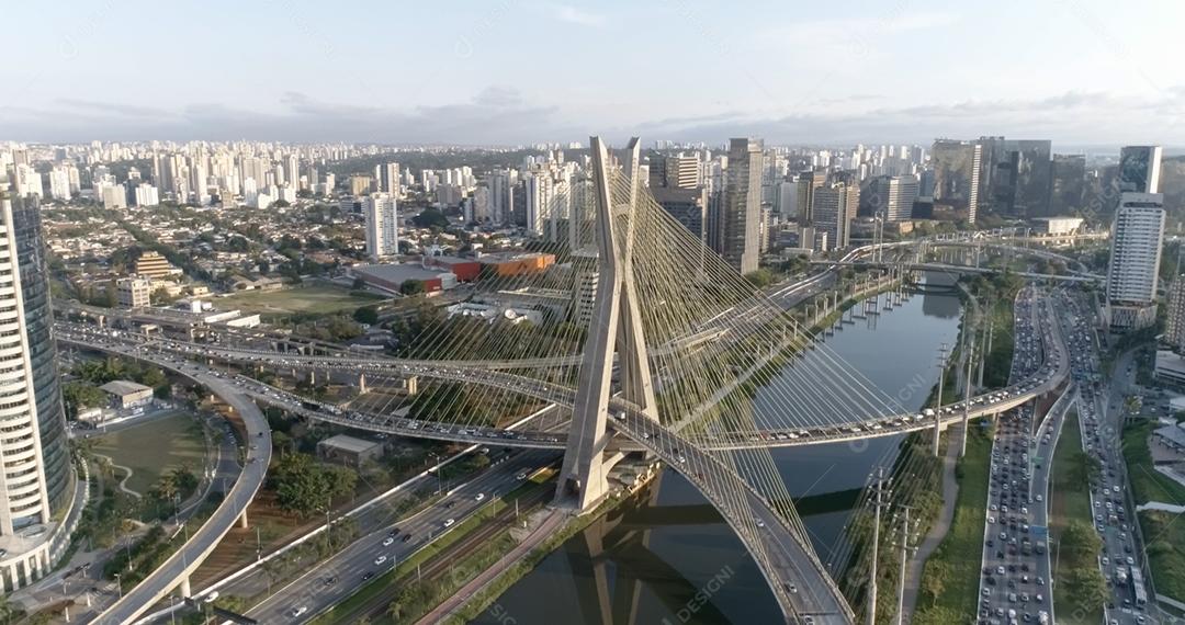 Centro de negócios. Centro financeiro. Grande paisagem. Famosa ponte estaiada de São Paulo.