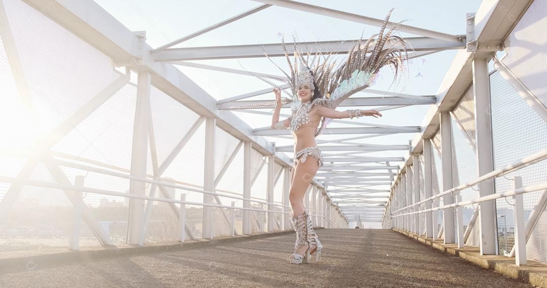 Linda mulher brasileira vestindo fantasia de carnaval colorida e sorrindo durante o desfile de rua de carnaval na cidade.