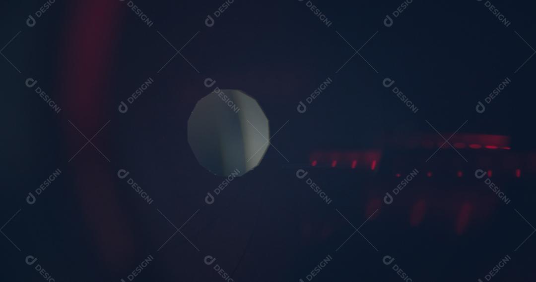 Close-up de uma lente de câmera profissional em um estúdio em um fundo escuro. Câmera profissional