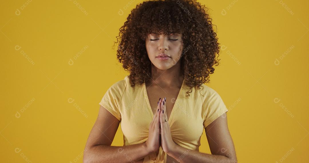 Sorrindo jovem pacífica praticando ioga e meditação. Calma mulher fazendo gesto de Namaste e olhando para a câmera. Conceito de ioga. Gratidão.
