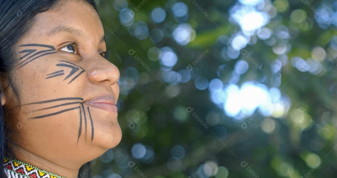 Fêmea jovem índia da tribo Pataxó. índio brasileiro.