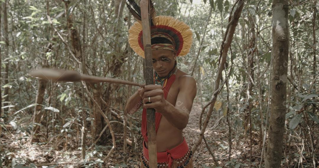 Índio da tribo Pataxó usando arco e flecha. Dia do índio. índio brasileiro