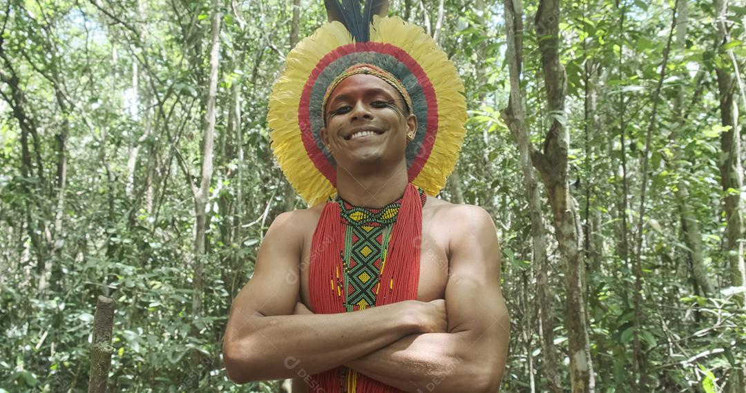 Índio da tribo Pataxó, com cocar de penas. Dia do índio. índio brasileiro.