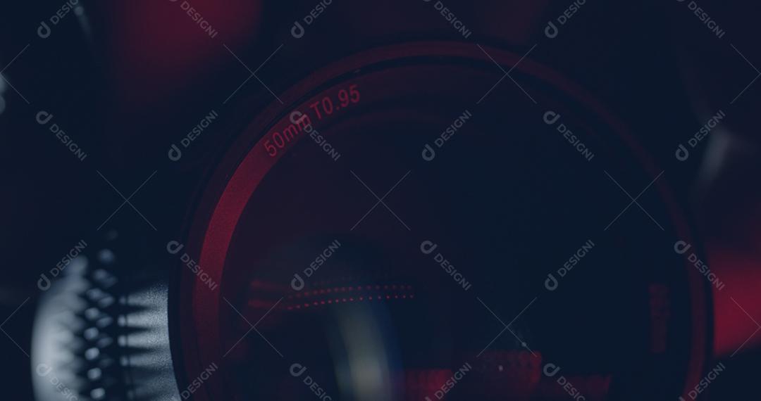 Close-up de uma lente de câmera profissional em um estúdio em um fundo escuro. Câmera profissional