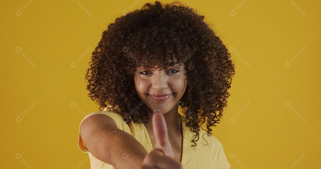 Bela mulher afro-americana fica feliz e positiva