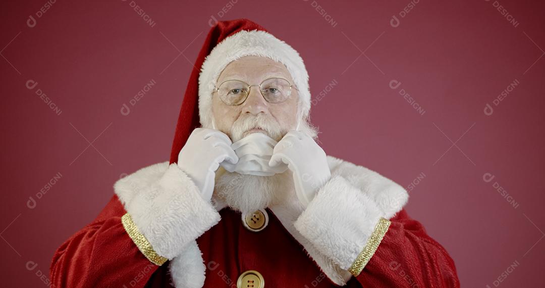 Papai Noel com Covid-19, usando máscara facial protetora
