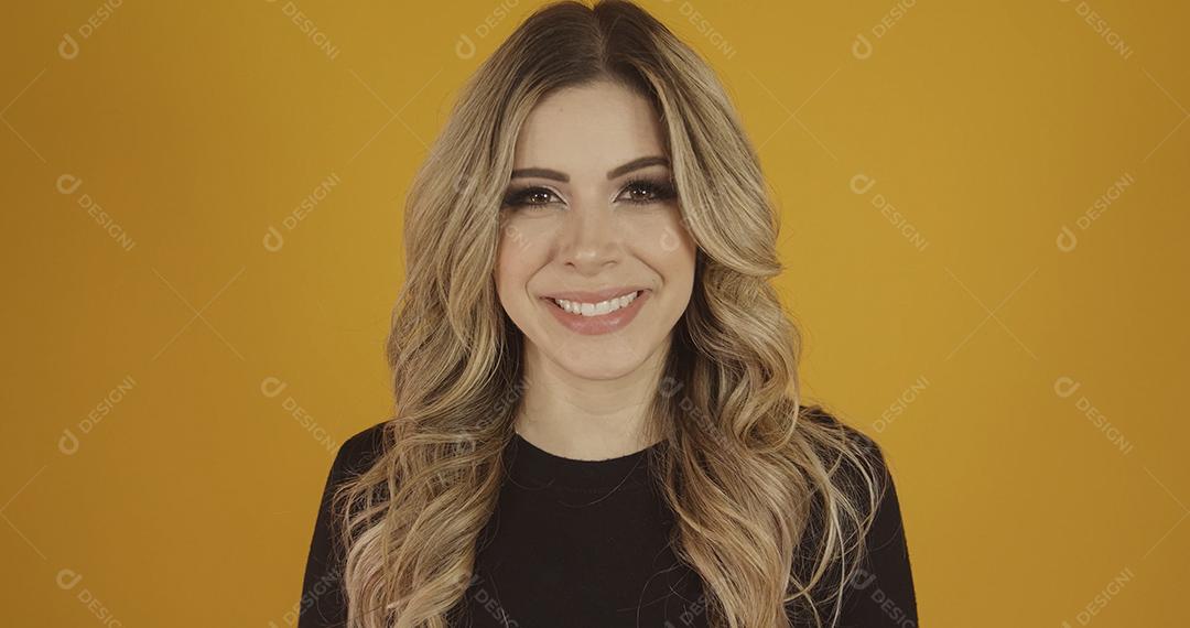 Jovem linda loira caucasiana feliz. Êxito