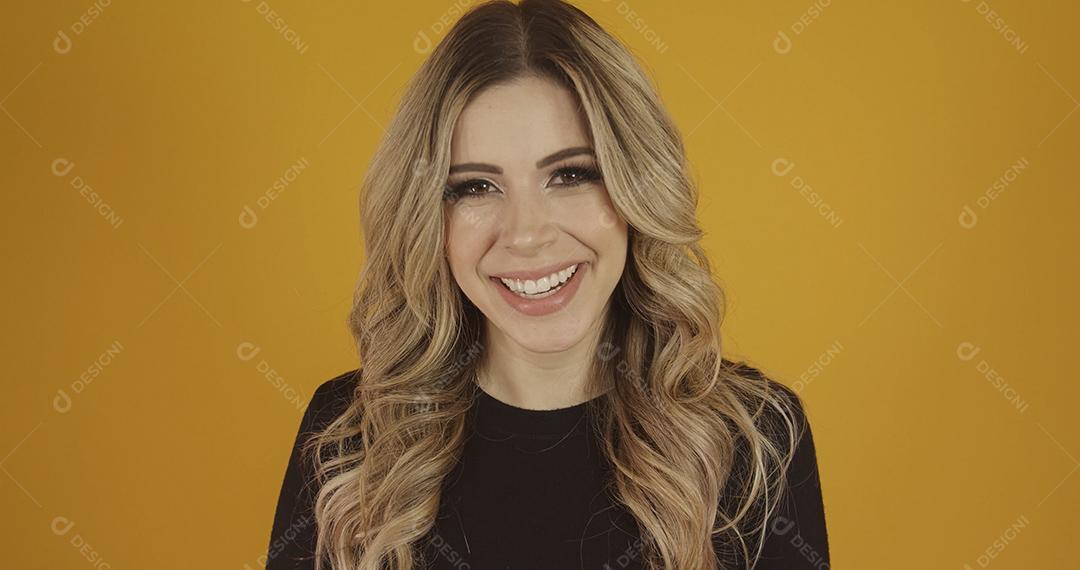 Jovem linda loira caucasiana feliz. Êxito