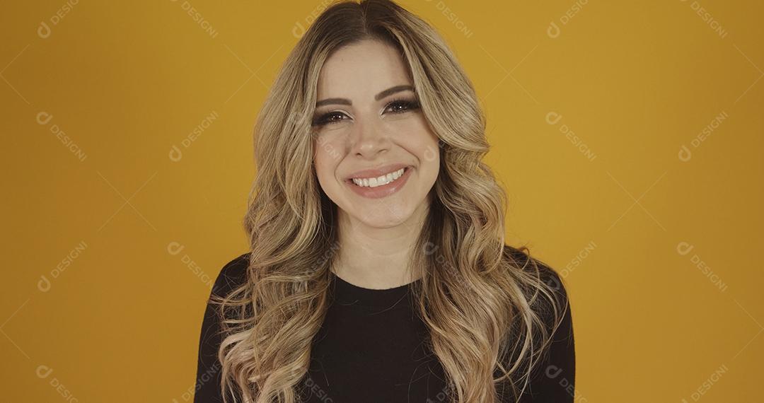 Jovem linda loira caucasiana feliz. Êxito