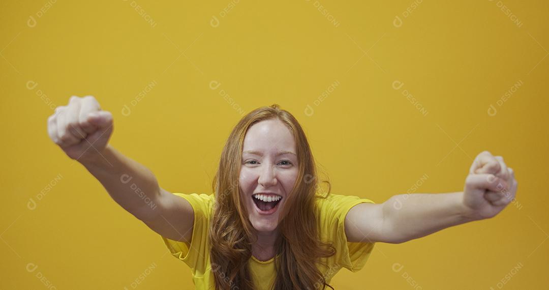 Fã de mulher ruiva. Cores do Brasil. Eleições, futebol ou política.