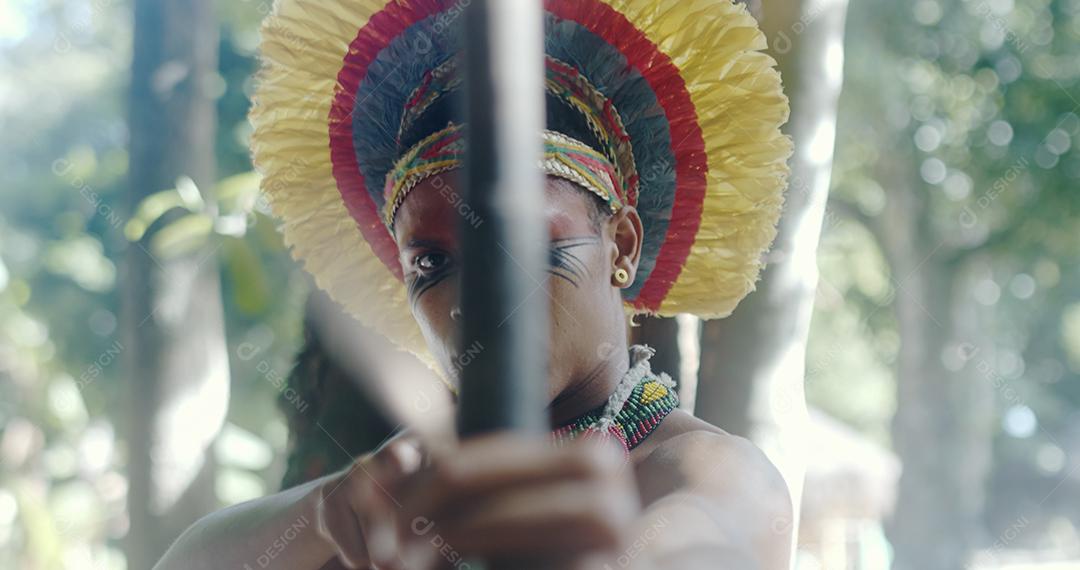 Índio da tribo Pataxó usando um arco e flecha. Da indiano