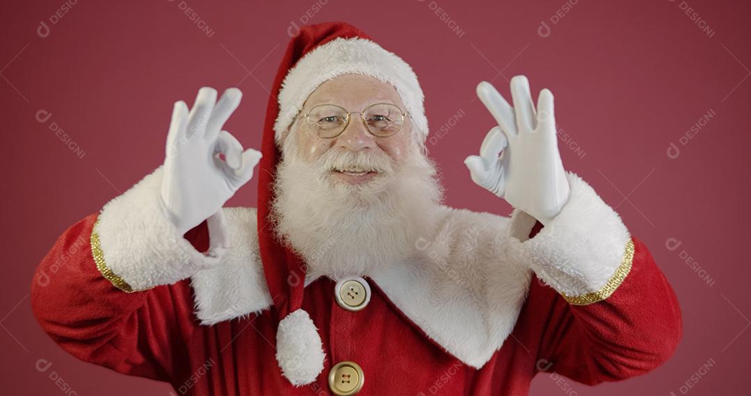 Papai Noel sorrindo olhando para a câmera.