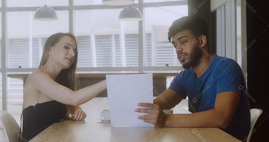 Jovem gerente de RH do sexo masculino apertando o cargo de funcionário contratado