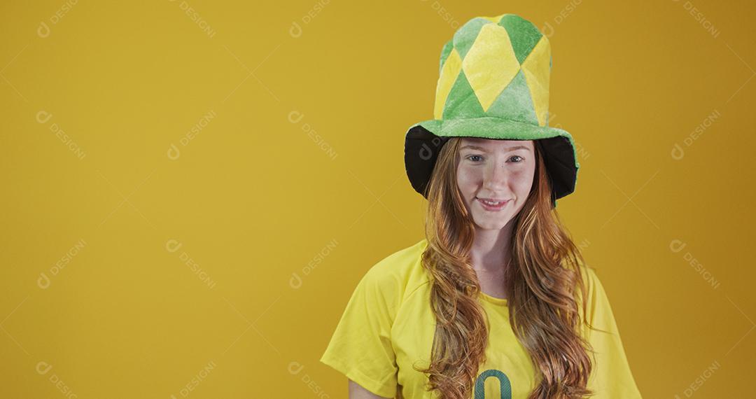 Torcedor do Brasil. Fã de ruiva brasileira comemorando