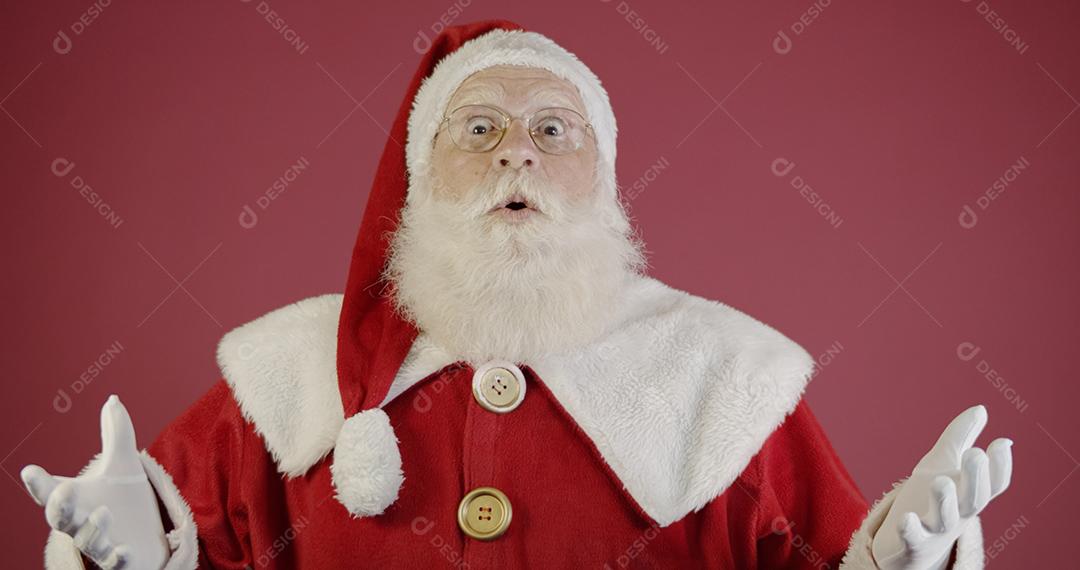 Papai Noel surpreende e discorda. Papai Noel discutindo.
