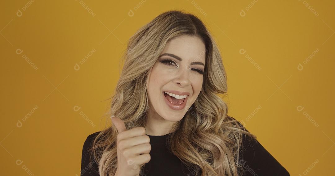 Jovem linda loira caucasiana feliz. Êxito