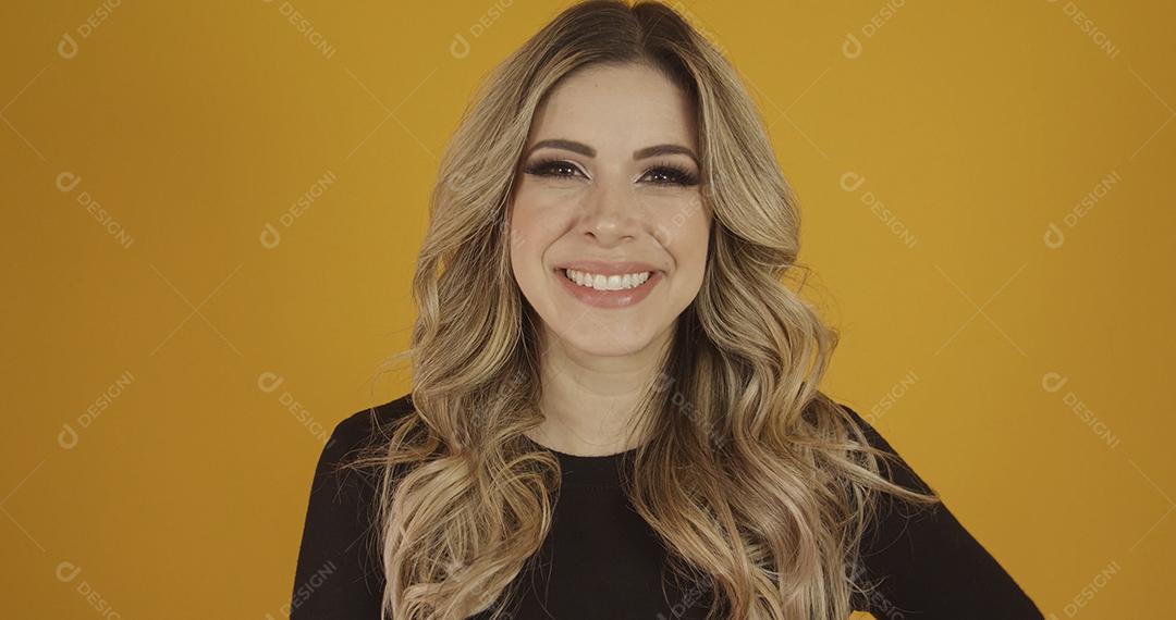 Jovem linda loira caucasiana feliz. Êxito