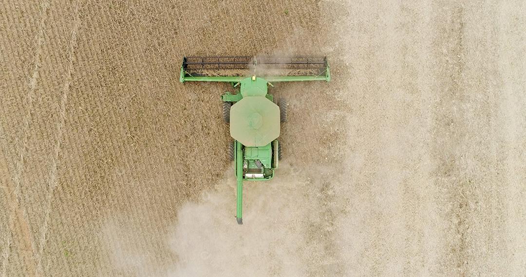 Colheita de soja em uma fazenda em Mato Grosso, Brasil.