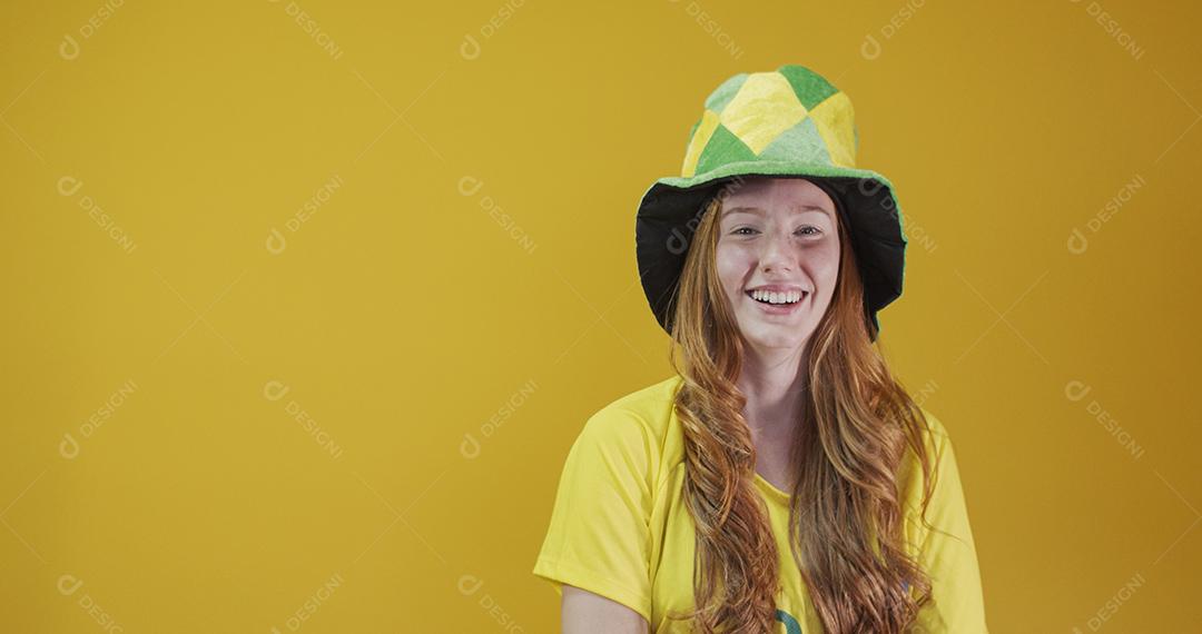 Torcedor do Brasil. Fã de ruiva brasileira comemorando