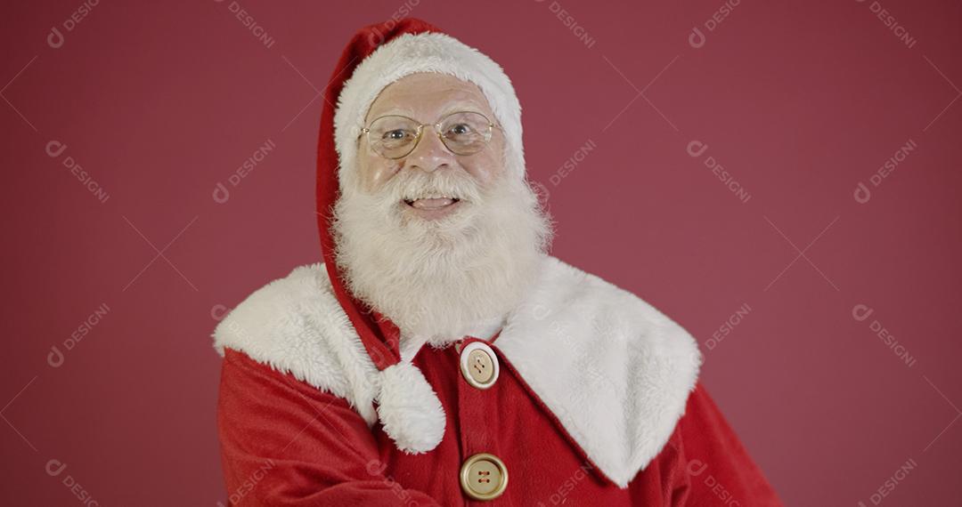 Papai Noel sorrindo olhando para a câmera.