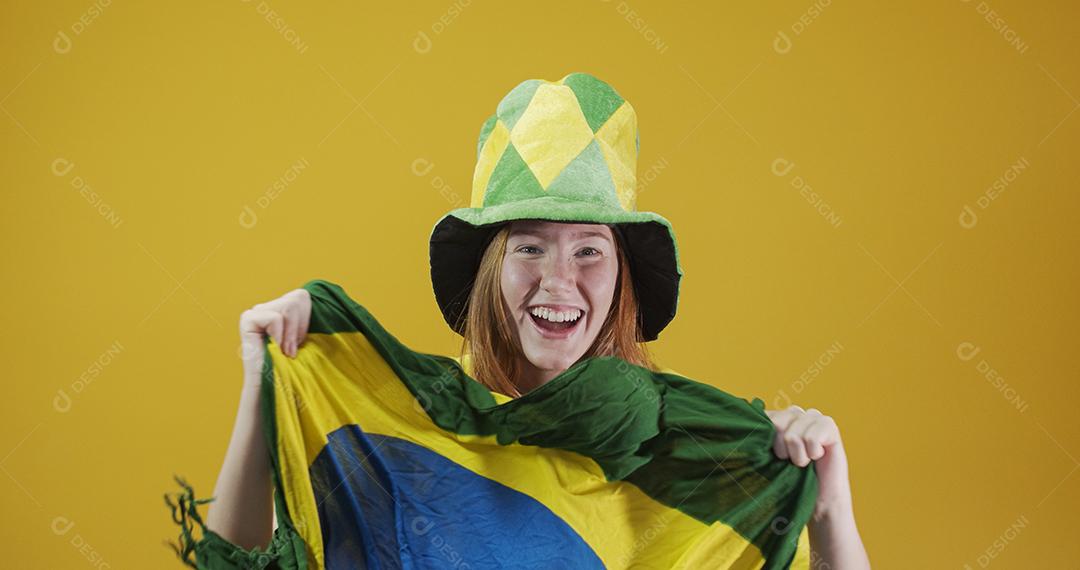 Torcedor do Brasil. Fã de ruiva brasileira comemorando