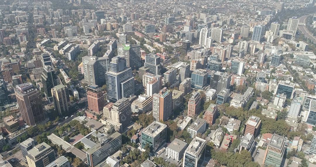 Vista aérea sobre arranha-céus do Distrito Financeiro de Santiago