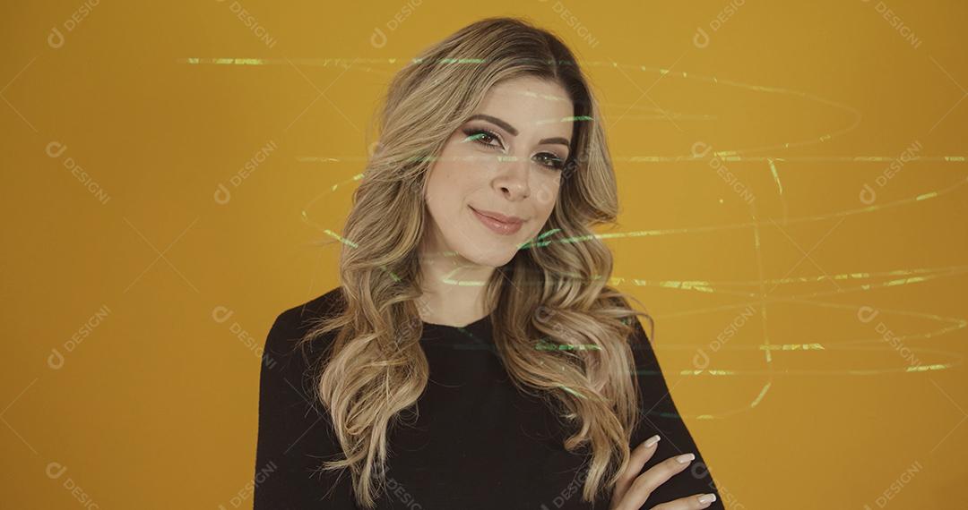 Jovem linda loira caucasiana feliz. Êxito